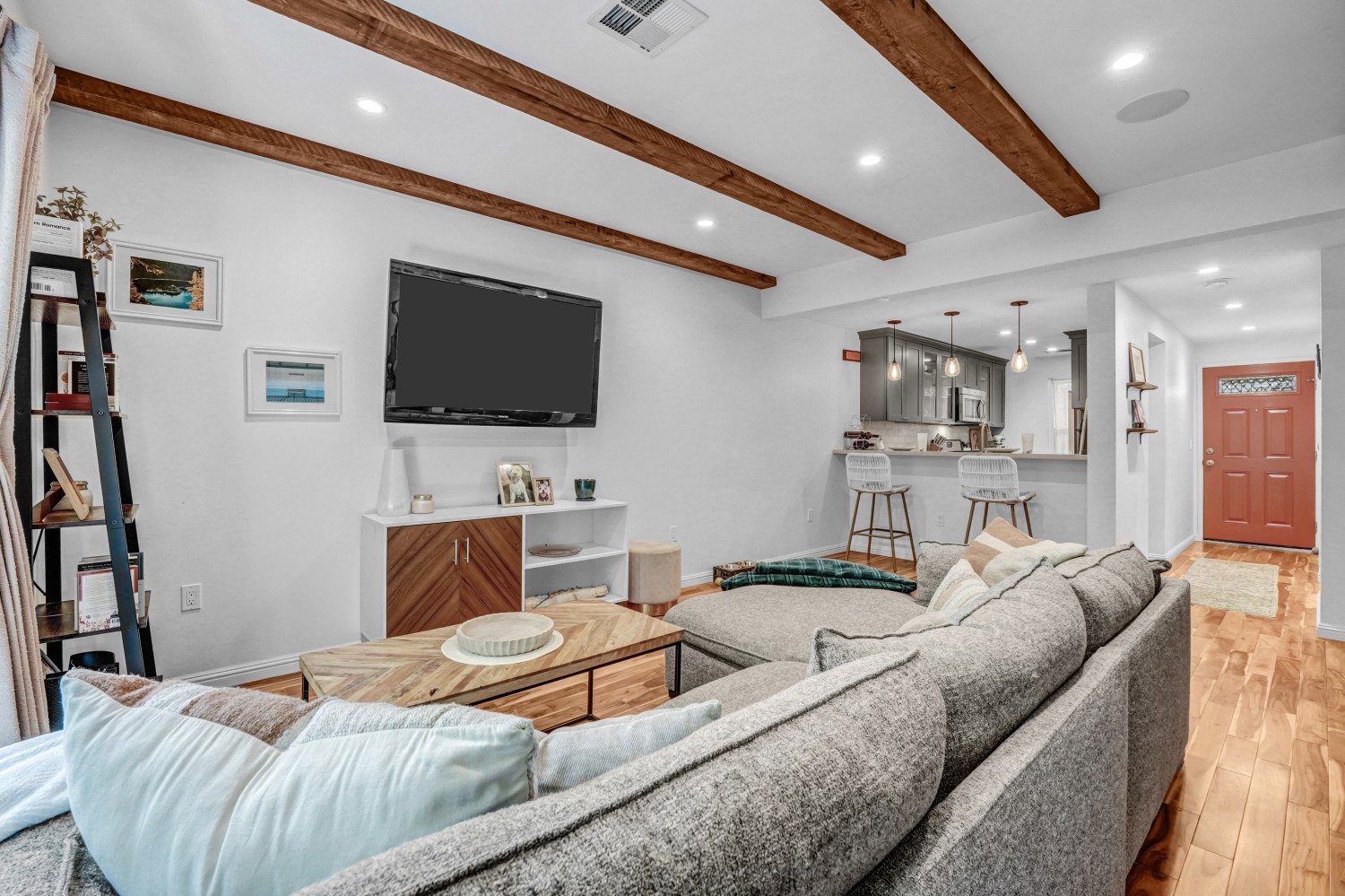 Elfyer - Canoga Park, CA House - For Sale