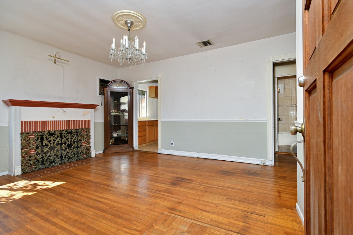 Elfyer - Burbank, CA House - For Sale