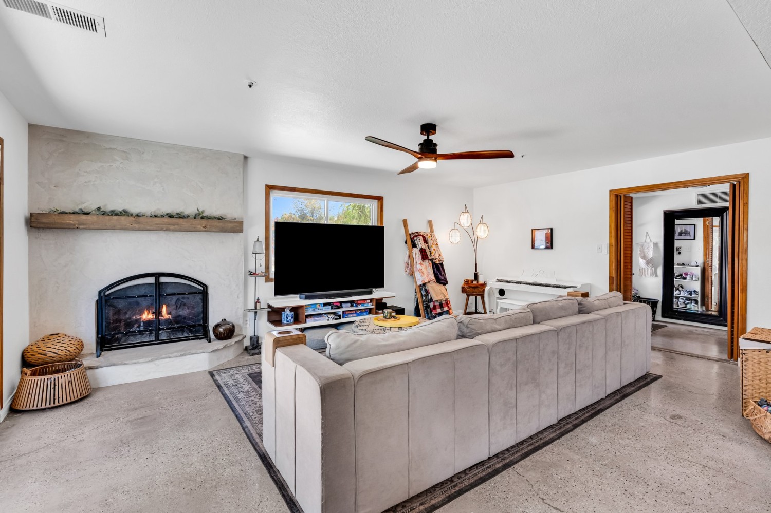 Elfyer - Agua Dulce, CA House - For Sale