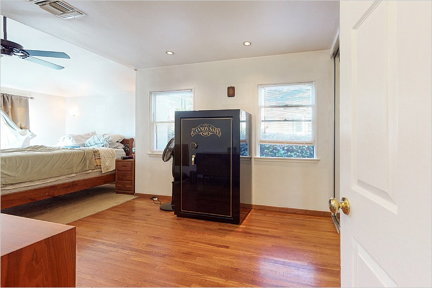 Elfyer - Burbank, CA House - For Sale