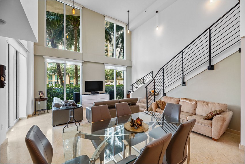 Elfyer - Hallandale Beach, FL House - For Sale