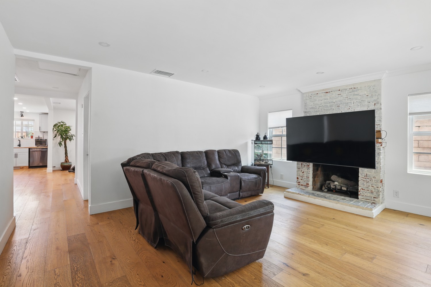 Elfyer - RESEDA, CA House - For Sale