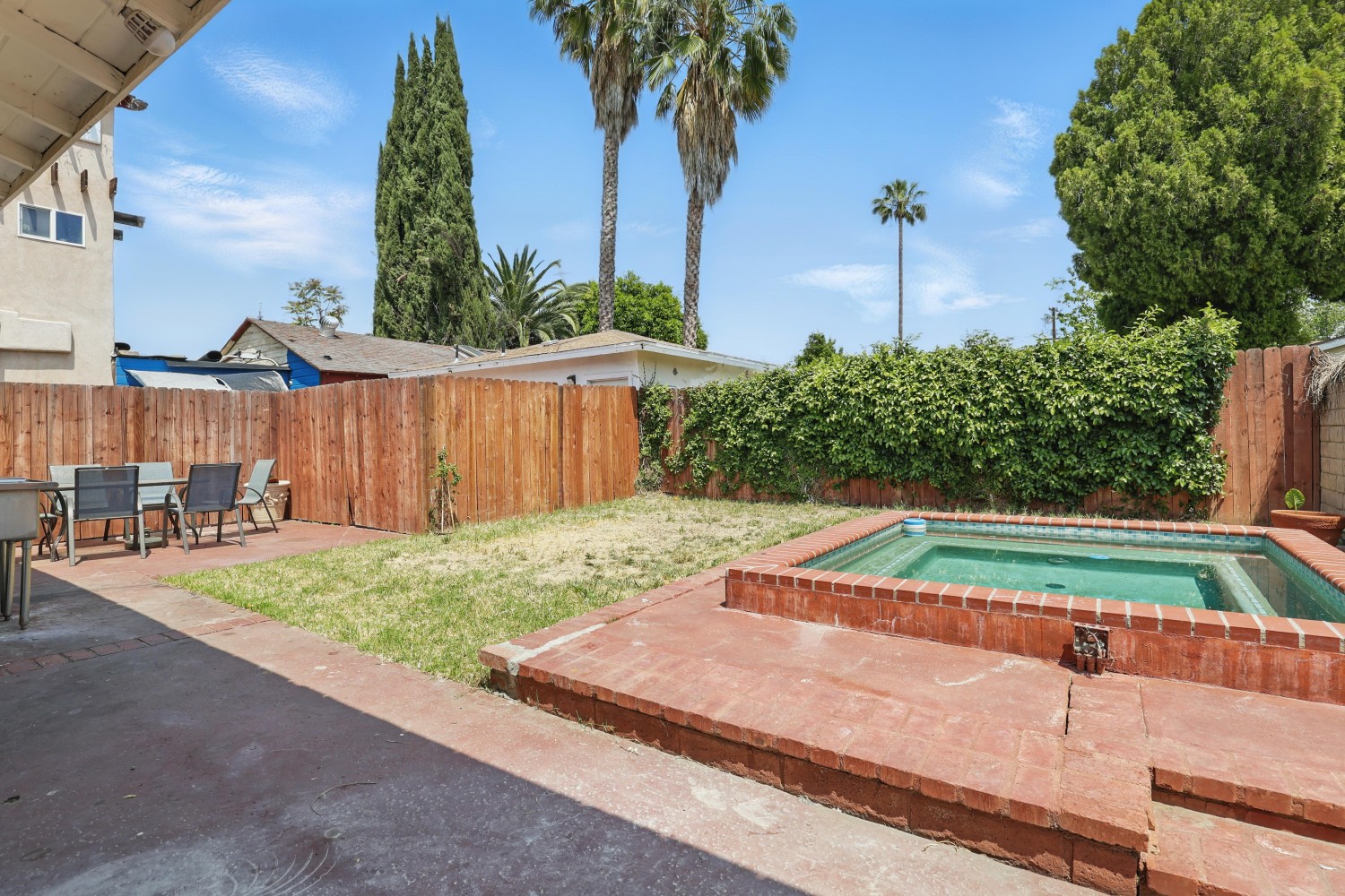 Elfyer - RESEDA, CA House - For Sale