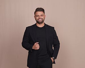 Agent Photo