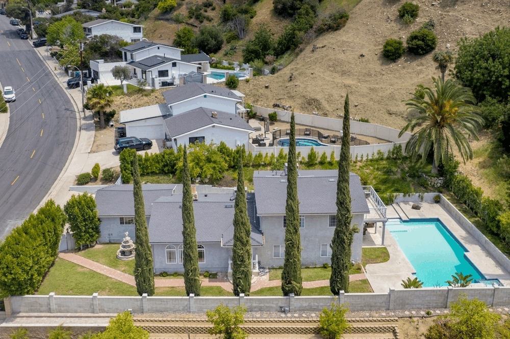 (Glencrest Hills at the Burbank Border)        7980 Hollywood Way