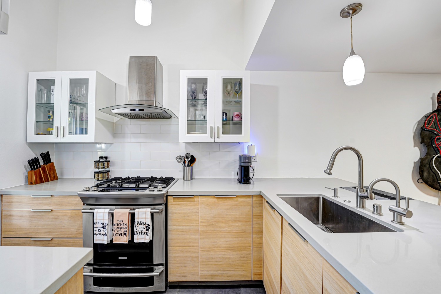 Elfyer - Canoga Park, CA House - For Sale