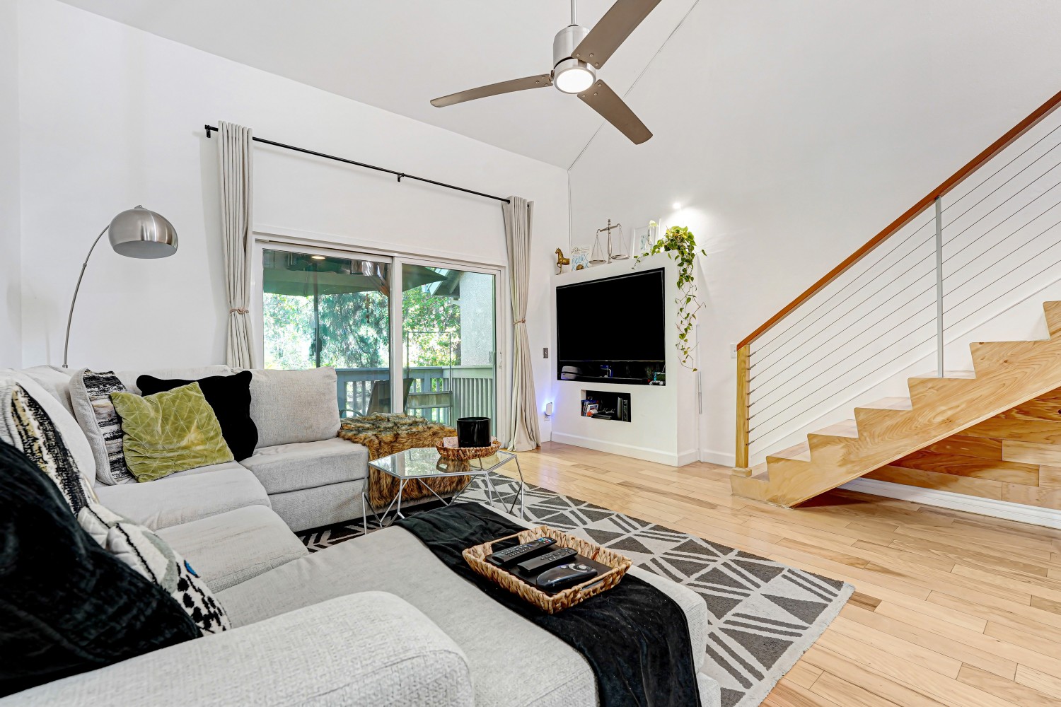 Elfyer - Canoga Park, CA House - For Sale